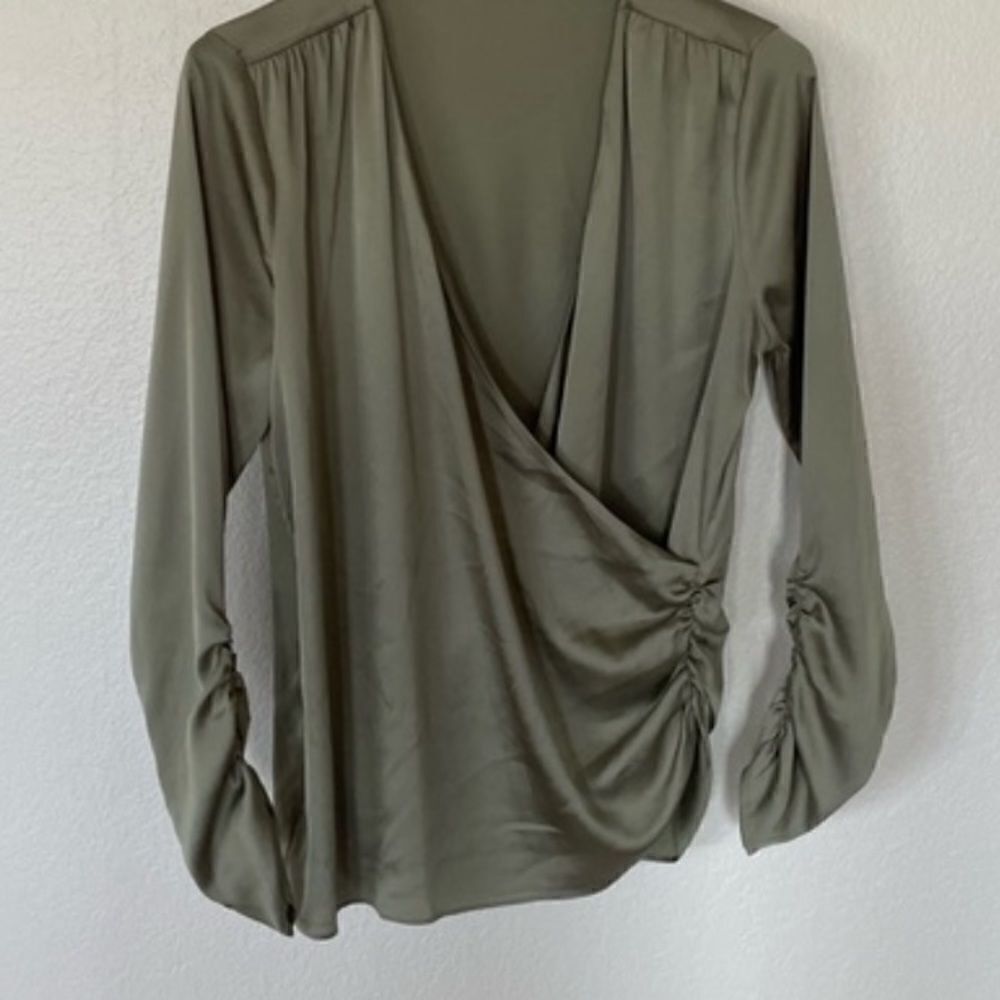 Satin green blouse - Picture 3 of 4